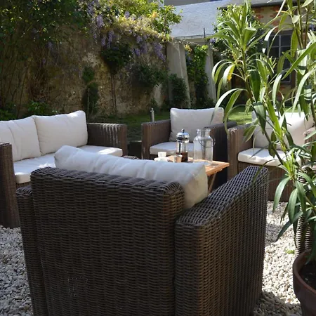D'hotes Les Ecuries Homestay